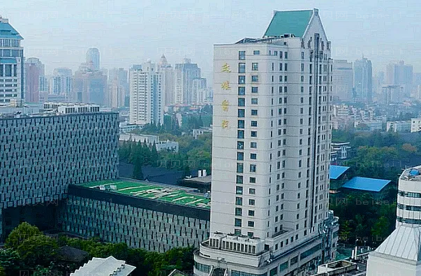 南京鼓楼医院哪位医生做双眼皮好(附双眼皮价格)