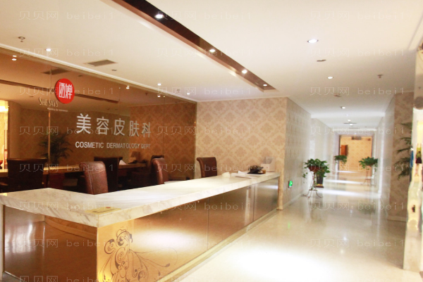 四川西婵丰臀用的哪种手术方式？
